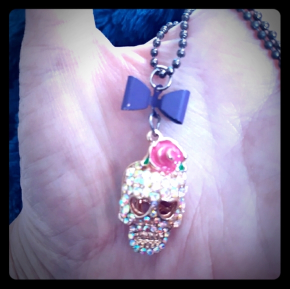 💜SUGAR SKULL NECKLACE NWOT - Picture 1 of 3